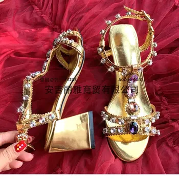Vasarą naujas stilius Atsitiktinis Dizainerio mados moterų sandalai Aukso lakinės odos kristalų Papuošalai dygliuotos Viduryje Aukštakulniai bateliai masyviu