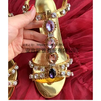 Vasarą naujas stilius Atsitiktinis Dizainerio mados moterų sandalai Aukso lakinės odos kristalų Papuošalai dygliuotos Viduryje Aukštakulniai bateliai masyviu
