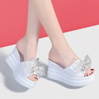Pleišto šlepetės moterims vasarą Atidaryti Tne aukštakulniai sandalai moterims 2021 baltas lankas-mazgas pearl batus aukšta platforma šlepetės moterims